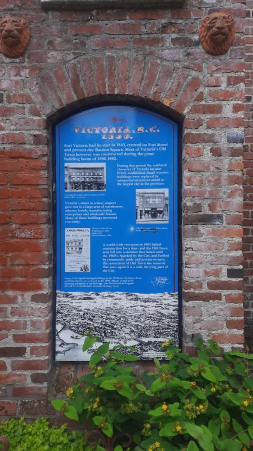 Historic Charm In Victoria Bc'S Waddington Alley Exterior photo